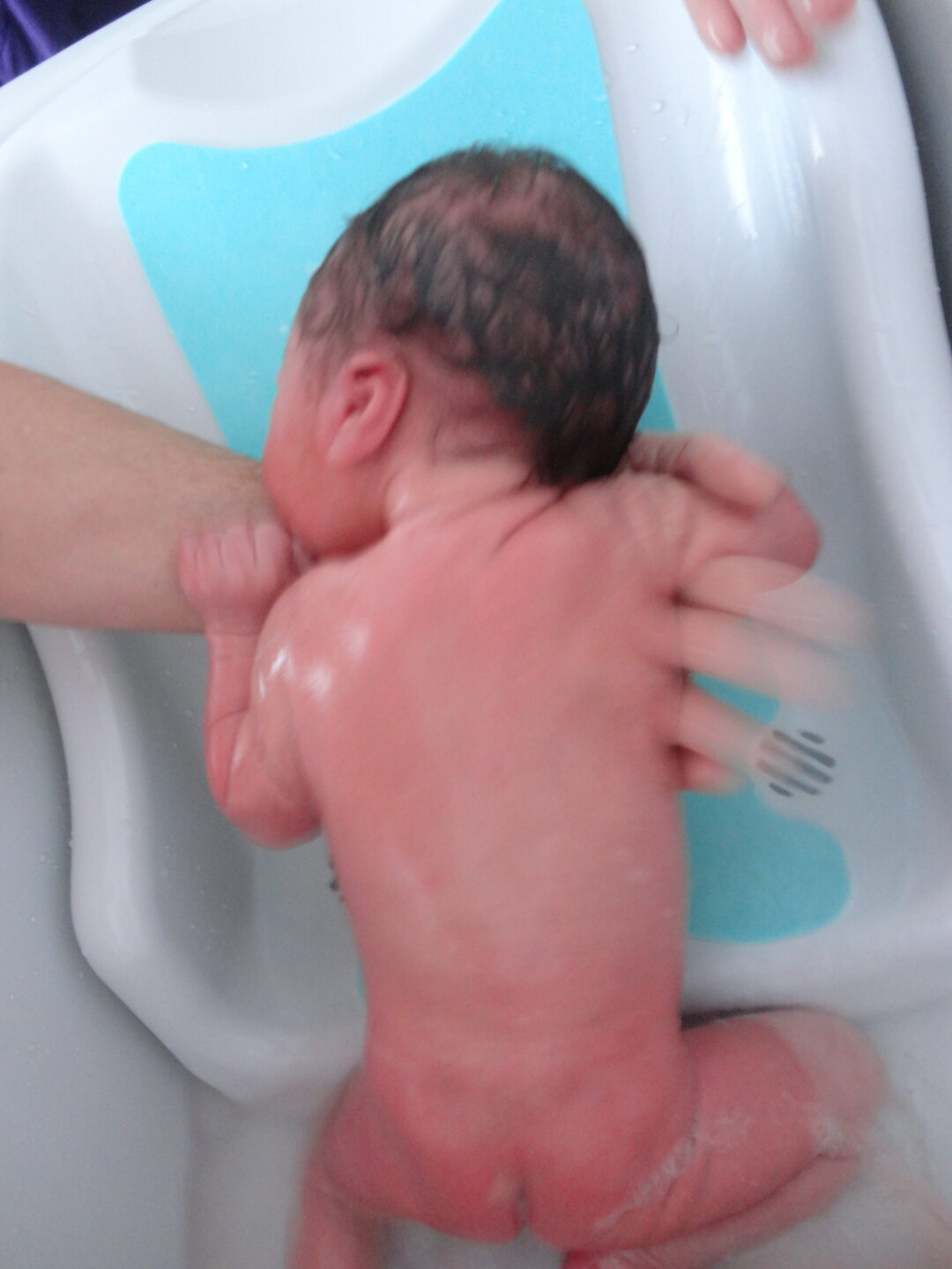 Exterogestação - bebê acalma ao voltar na posição uterina (semelhante)