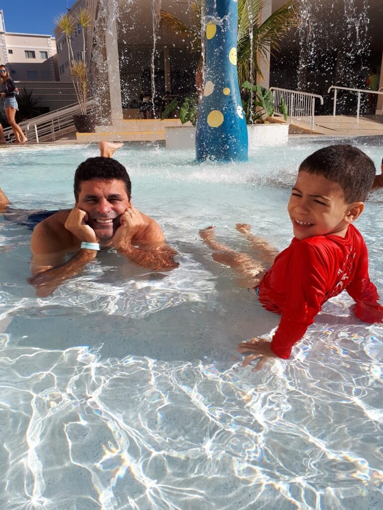 Curtindo piscina com o papai na área kid do resort Encontro das águas