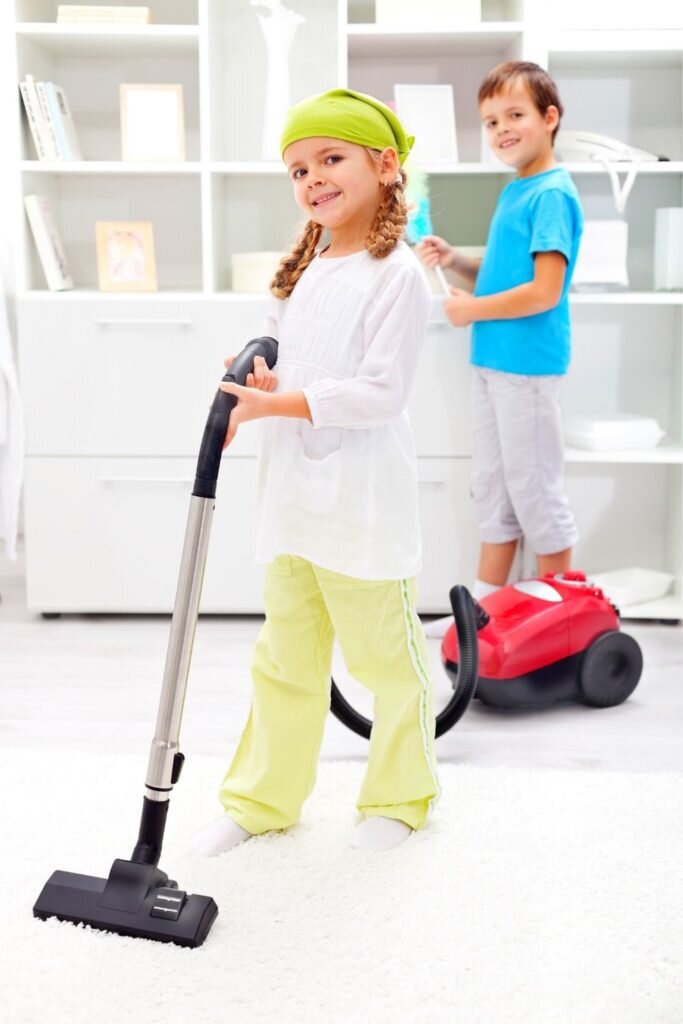 Tarefas Domésticas: Seu filho pode ajudar a aspirar a casa!