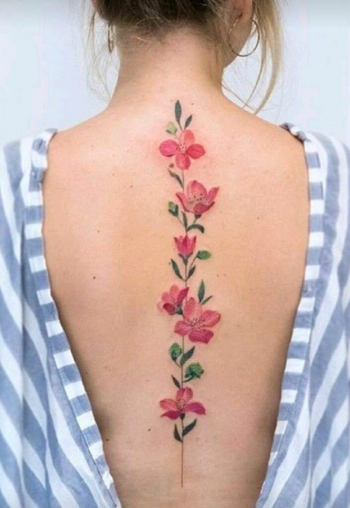 Tatuagem com flor colorida nas costas 1