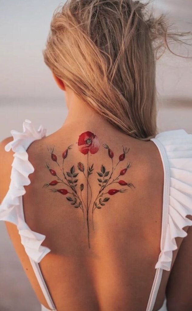 Tatuagem com flor colorida nas costas 10