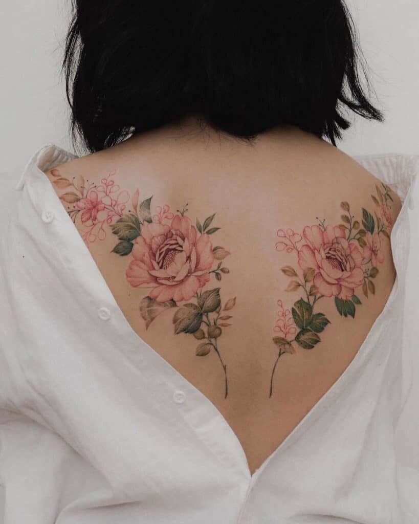 Tatuagem com flor colorida nas costas 11