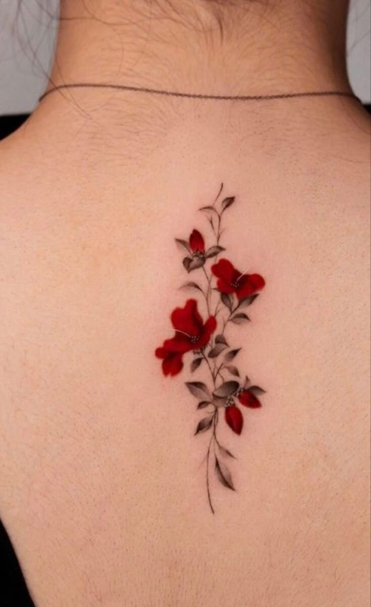 Tatuagem com flor colorida nas costas 2