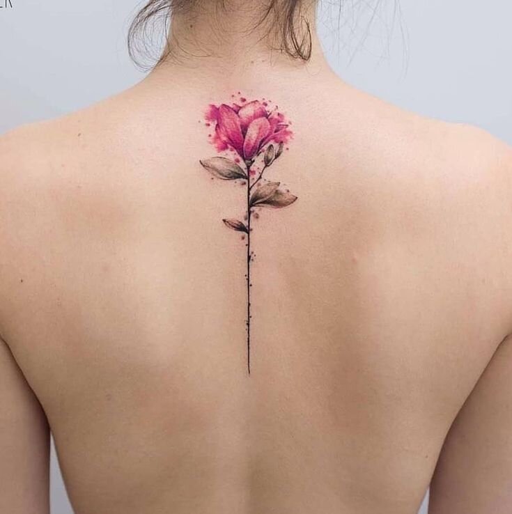 Tatuagem com flor colorida nas costas 3