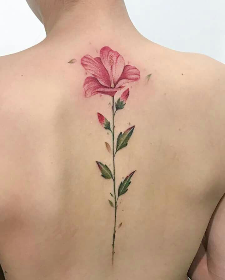 Tatuagem com flor colorida nas costas 4