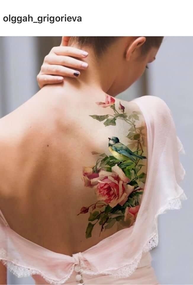 Tatuagem com flor colorida nas costas 5
