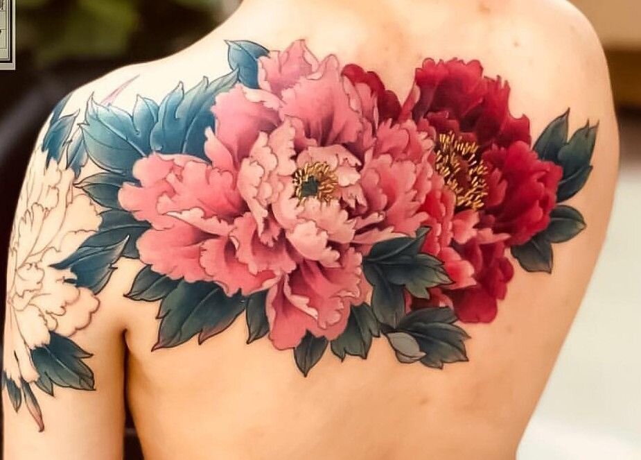Tatuagem com flor colorida nas costas 6