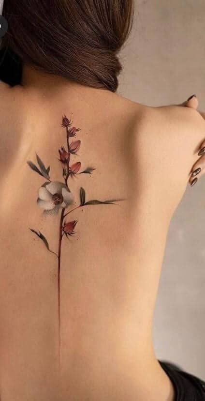 Tatuagem com flor colorida nas costas 7