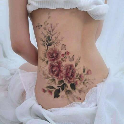 Tatuagem com flor colorida nas costas 9