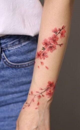 Tatuagem com flor colorida no braço 1