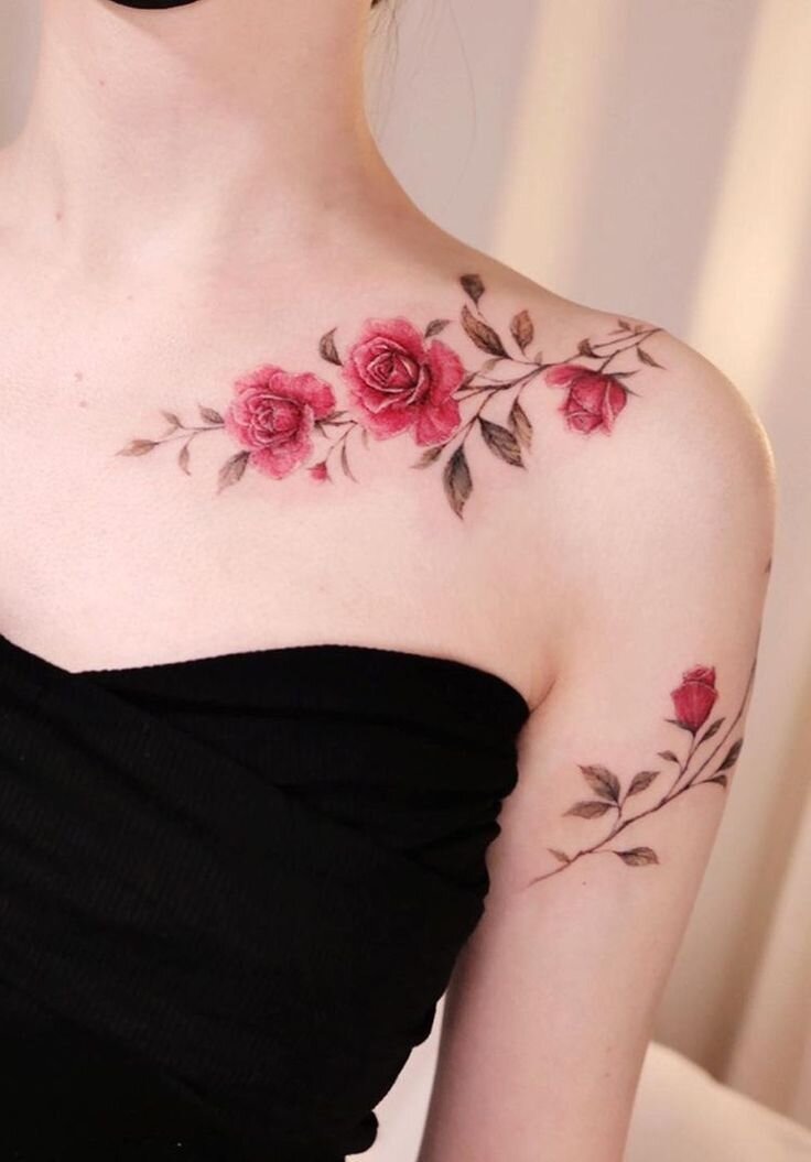 Tatuagem com flor colorida no ombro 2