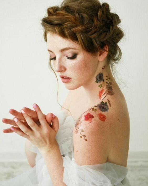 Tatuagem com flor colorida no ombro 3