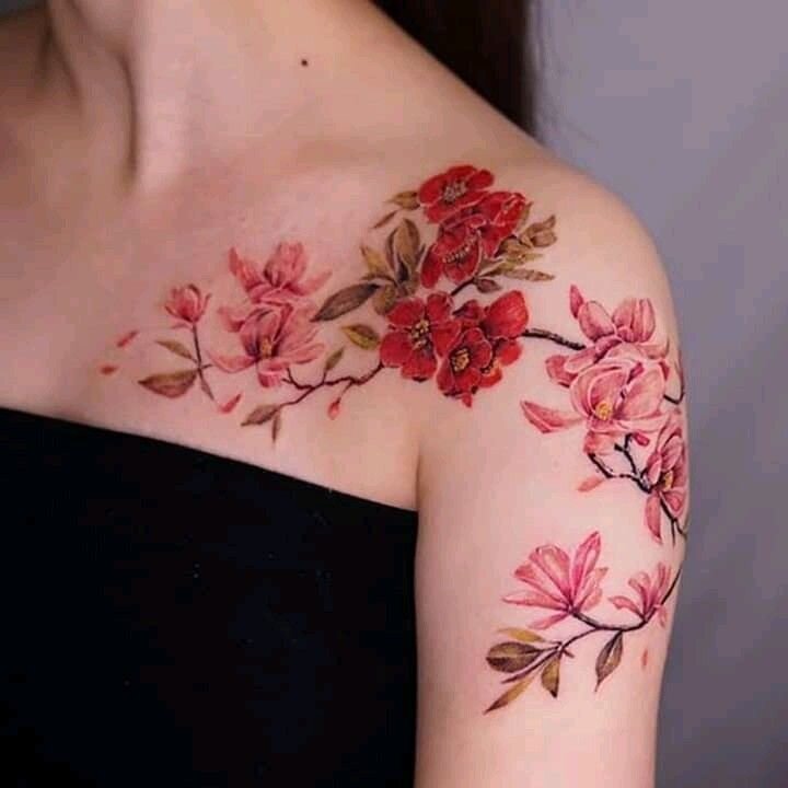 Tatuagem com flor colorida no ombro 4