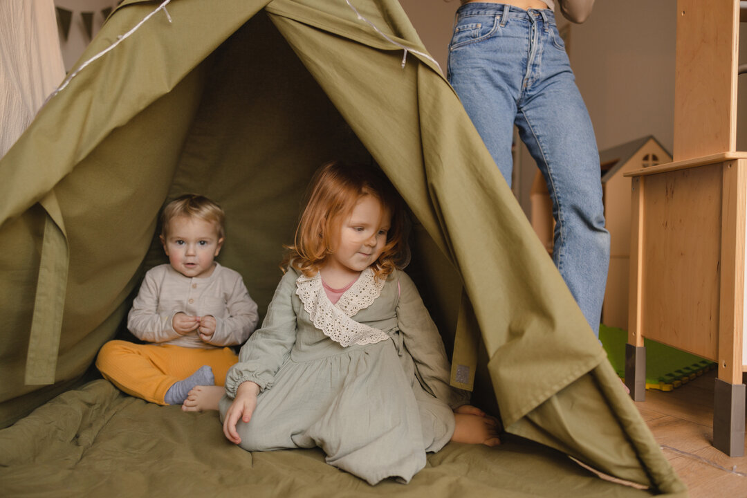 acampamento na sala com as crianças 2