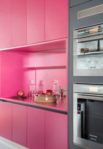 Apartamento com desenho no teto e cozinha rosa choque – Conexao Decor