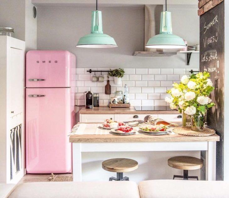 cozinha cor de rosa geladeira rosa retrô