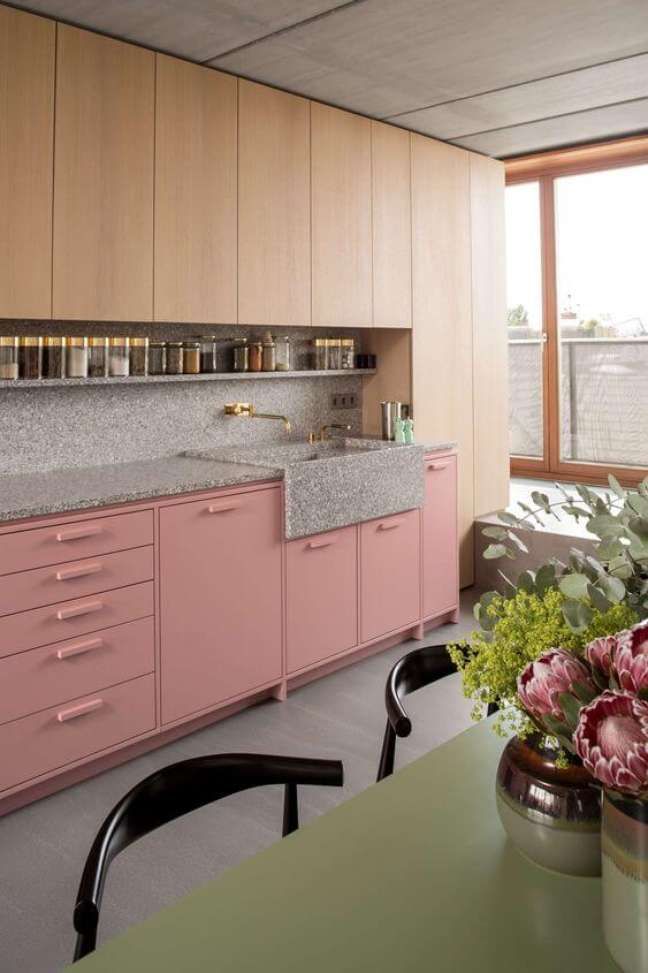 cozinha cor de rosa armário rosa e madeira