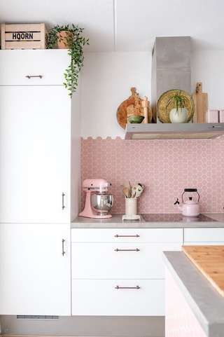 cozinha cor de rosa armários brancos