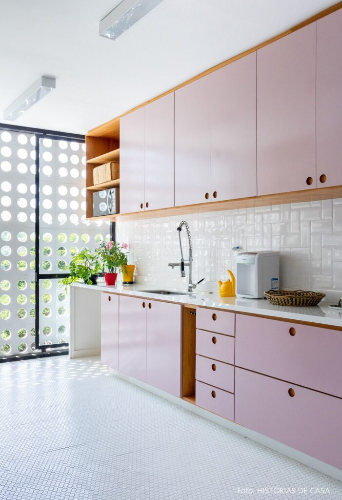 cozinha cor de rosa armários rosa e madeirado