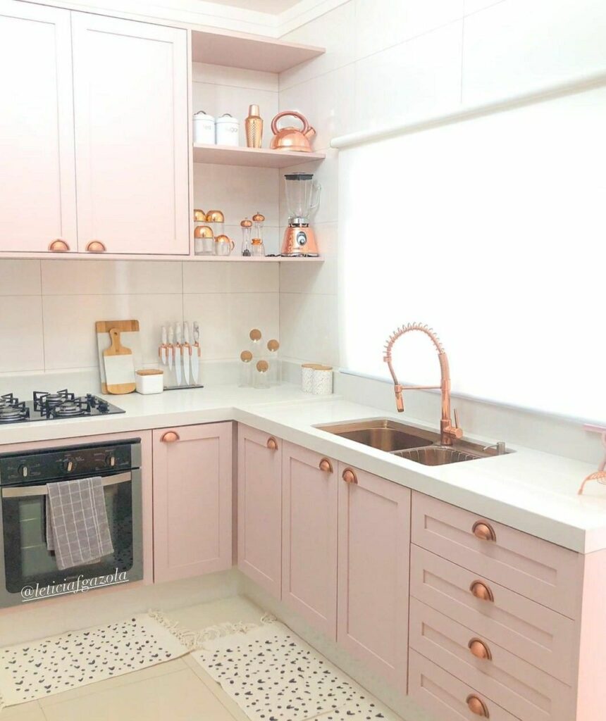 cozinha cor de rosa com detalhes dourados