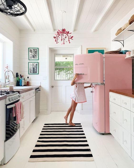 cozinha cor de rosa geladeira rosa