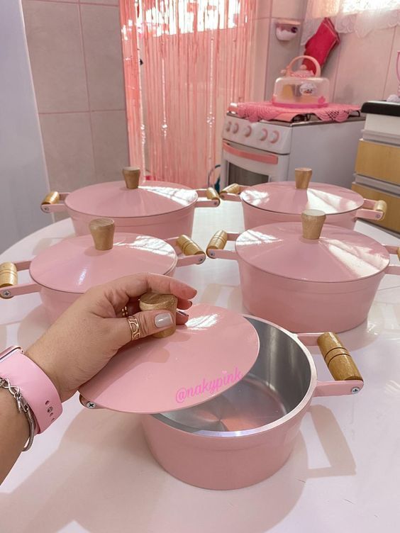 utensílios cozinha cor de rosa panelas