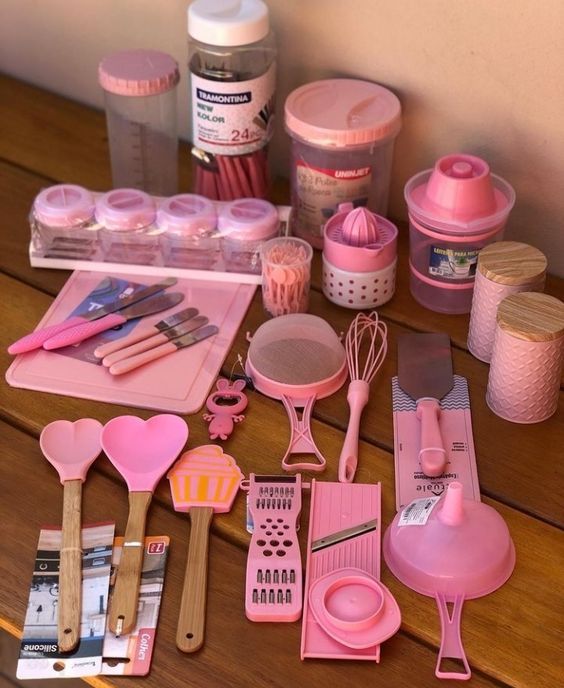 utensílios variados cozinha cor de rosa